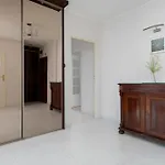 Spacious 4-Bedroom Apartment By Noclegi Renters