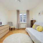 Spacious 4-Bedroom Apartment By Noclegi Renters