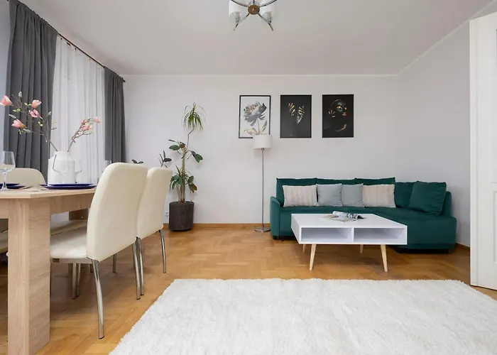 Spacious 4-Bedroom Apartment By Noclegi Renters